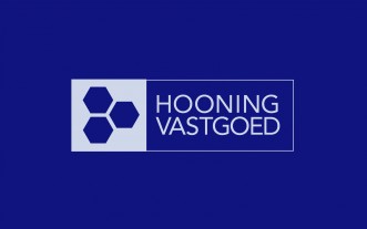 Honing Vastgoed Logo bestaat uit 3 bijenraten waarin bijen hun Hooning Vastgoed maken. Tevens staan de drie raten visueel voor het vastgoed van deze klant.